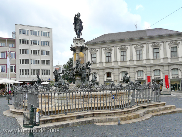 Augustus-Brunnen in Augsburg auf dem Rathausplatz aus den Jahren 1588 - 1594 (Renaissance).