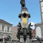 Augustus-Brunnen in Augsburg auf dem Rathausplatz aus den Jahren 1588 - 1594 (Renaissance).