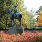 Reiterstandbild “Amazone zu Pferd” von Louis Tuaillon im Großen Tiergarten in Berlin, Zustand: Oktober 2015.