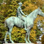 Reiterstandbild “Amazone zu Pferd” von Louis Tuaillon im Großen Tiergarten in Berlin, Zustand: Oktober 2015.