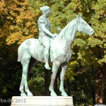 Reiterstandbild “Amazone zu Pferd” von Louis Tuaillon im Großen Tiergarten in Berlin, Zustand: Oktober 2015.