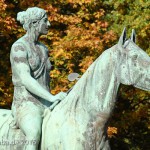 Reiterstandbild “Amazone zu Pferd” von Louis Tuaillon im Großen Tiergarten in Berlin, Zustand: Oktober 2015.