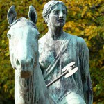 Reiterstandbild “Amazone zu Pferd” von Louis Tuaillon im Großen Tiergarten in Berlin, Zustand: Oktober 2015.