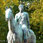 Reiterstandbild “Amazone zu Pferd” von Louis Tuaillon im Großen Tiergarten in Berlin, Zustand: Oktober 2015.