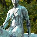 Reiterstandbild “Amazone zu Pferd” von Louis Tuaillon im Großen Tiergarten in Berlin, Zustand: Oktober 2015.