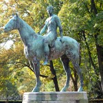 Reiterstandbild “Amazone zu Pferd” von Louis Tuaillon im Großen Tiergarten in Berlin, Zustand: Oktober 2015.