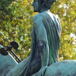 Reiterstandbild “Amazone zu Pferd” von Louis Tuaillon im Großen Tiergarten in Berlin, Zustand: Oktober 2015.