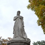 Denkmal Königin Luise auf der Luiseninsel im Großen Tiergarten in Berlin von Erdmann Encke, Marmor-Original, Zustand: Oktober 2015.