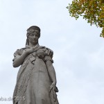 Denkmal Königin Luise auf der Luiseninsel im Großen Tiergarten in Berlin von Erdmann Encke, Marmor-Original, Zustand: Oktober 2015.