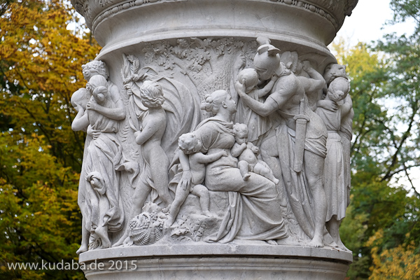Denkmal Königin Luise auf der Luiseninsel im Großen Tiergarten in Berlin von Erdmann Encke, Marmor-Original, Zustand: Oktober 2015.