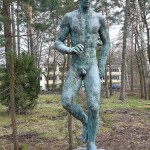 Bronzeskulptur “Dionysos” von Georg Kolbe im Kolbe-Hain in Westend, Berlin-Charlottenburg, Nachguss von 1962 aus der Bildgießerei Noack, Berlin, Gesamtansicht