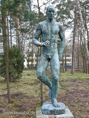 Bronzeskulptur “Dionysos” von Georg Kolbe im Kolbe-Hain in Westend, Berlin-Charlottenburg, Nachguss von 1962 aus der Bildgießerei Noack, Berlin, Gesamtansicht