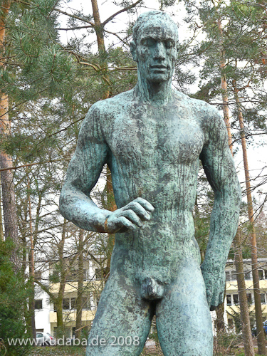 Bronzeskulptur “Dionysos” von Georg Kolbe im Kolbe-Hain in Westend, Berlin-Charlottenburg, Nachguss von 1962 aus der Bildgießerei Noack, Berlin, Detailansicht