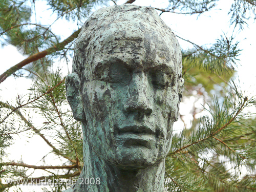 Bronzeskulptur “Dionysos” von Georg Kolbe im Kolbe-Hain in Westend, Berlin-Charlottenburg, Nachguss von 1962 aus der Bildgießerei Noack, Berlin, Detailansicht