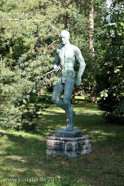 Bronzeskulptur “Dionysos” von Georg Kolbe im Kolbe-Hain in Westend, Berlin-Charlottenburg, Nachguss von 1962 aus der Bildgießerei Noack, Berlin