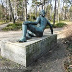 Bronzeskulptur "Ruhende" von Georg Kolbe im Kolbe-Hain in Westend, Berlin-Charlottenburg, Nachguss von 1965 aus der Bildgießerei Noack, Berlin, Gesamtansicht