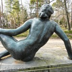 Bronzeskulptur "Ruhende" von Georg Kolbe im Kolbe-Hain in Westend, Berlin-Charlottenburg, Nachguss von 1965 aus der Bildgießerei Noack, Berlin, Rückenansicht