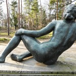 Bronzeskulptur "Ruhende" von Georg Kolbe im Kolbe-Hain in Westend, Berlin-Charlottenburg, Nachguss von 1965 aus der Bildgießerei Noack, Berlin, Rückenansicht