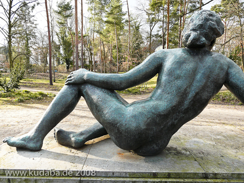Bronzeskulptur "Ruhende" von Georg Kolbe im Kolbe-Hain in Westend, Berlin-Charlottenburg, Nachguss von 1965 aus der Bildgießerei Noack, Berlin, Rückenansicht