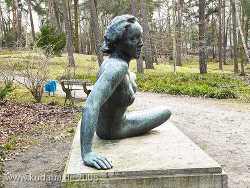 Bronzeskulptur "Ruhende" von Georg Kolbe im Kolbe-Hain in Westend, Berlin-Charlottenburg, Nachguss von 1965 aus der Bildgießerei Noack, Berlin, Gesamtansicht
