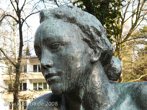 Bronzeskulptur "Ruhende" von Georg Kolbe im Kolbe-Hain in Westend, Berlin-Charlottenburg, Nachguss von 1965 aus der Bildgießerei Noack, Berlin, Detailansicht des Kopfes