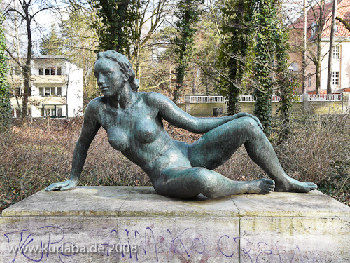 Bronzeskulptur "Ruhende" von Georg Kolbe im Kolbe-Hain in Westend, Berlin-Charlottenburg, Nachguss von 1965 aus der Bildgießerei Noack, Berlin, Gesamtansicht