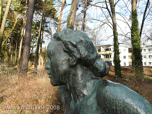 Bronzeskulptur "Ruhende" von Georg Kolbe im Kolbe-Hain in Westend, Berlin-Charlottenburg, Nachguss von 1965 aus der Bildgießerei Noack, Berlin, Detailansicht des Kopfes