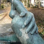 Bronzeskulptur "Ruhende" von Georg Kolbe im Kolbe-Hain in Westend, Berlin-Charlottenburg, Nachguss von 1965 aus der Bildgießerei Noack, Berlin, Detailansicht