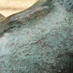 Bronzeskulptur "Ruhende" von Georg Kolbe im Kolbe-Hain in Westend, Berlin-Charlottenburg, Nachguss von 1965 aus der Bildgießerei Noack, Berlin, Detailansicht