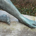 Bronzeskulptur "Ruhende" von Georg Kolbe im Kolbe-Hain in Westend, Berlin-Charlottenburg, Nachguss von 1965 aus der Bildgießerei Noack, Berlin, Detailansicht