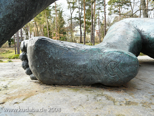 Bronzeskulptur "Ruhende" von Georg Kolbe im Kolbe-Hain in Westend, Berlin-Charlottenburg, Nachguss von 1965 aus der Bildgießerei Noack, Berlin, Detailansicht