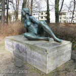 Bronzeskulptur "Ruhende" von Georg Kolbe im Kolbe-Hain in Westend, Berlin-Charlottenburg, Nachguss von 1965 aus der Bildgießerei Noack, Berlin, Gesamtansicht