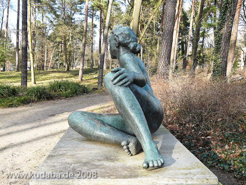 Bronzeskulptur "Ruhende" von Georg Kolbe im Kolbe-Hain in Westend, Berlin-Charlottenburg, Nachguss von 1965 aus der Bildgießerei Noack, Berlin, Gesamtansicht