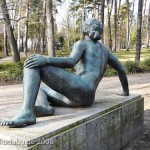 Bronzeskulptur "Ruhende" von Georg Kolbe im Kolbe-Hain in Westend, Berlin-Charlottenburg, Nachguss von 1965 aus der Bildgießerei Noack, Berlin, Gesamtansicht