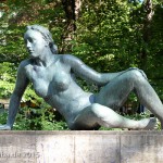 Bronzeskulptur “Ruhende” von Georg Kolbe im Kolbe-Hain in Westend, Berlin-Charlottenburg, Nachguss von 1962 aus der Bildgießerei Noack, Berlin