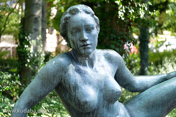 Bronzeskulptur “Ruhende” von Georg Kolbe im Kolbe-Hain in Westend, Berlin-Charlottenburg, Nachguss von 1962 aus der Bildgießerei Noack, Berlin