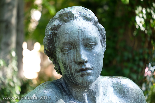 Bronzeskulptur “Ruhende” von Georg Kolbe im Kolbe-Hain in Westend, Berlin-Charlottenburg, Nachguss von 1962 aus der Bildgießerei Noack, Berlin