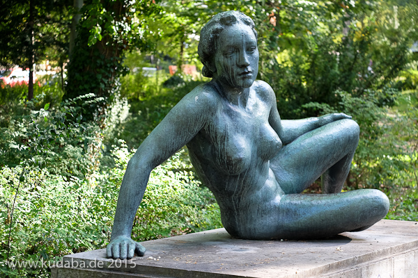 Bronzeskulptur “Ruhende” von Georg Kolbe im Kolbe-Hain in Westend, Berlin-Charlottenburg, Nachguss von 1962 aus der Bildgießerei Noack, Berlin