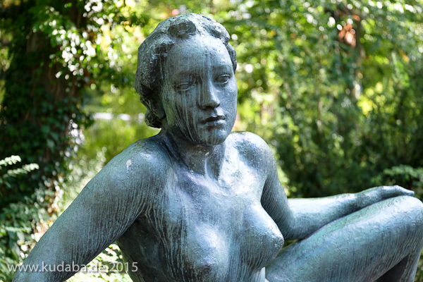 Bronzeskulptur “Ruhende” von Georg Kolbe im Kolbe-Hain in Westend, Berlin-Charlottenburg, Nachguss von 1962 aus der Bildgießerei Noack, Berlin