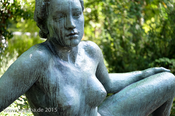 Bronzeskulptur “Ruhende” von Georg Kolbe im Kolbe-Hain in Westend, Berlin-Charlottenburg, Nachguss von 1962 aus der Bildgießerei Noack, Berlin