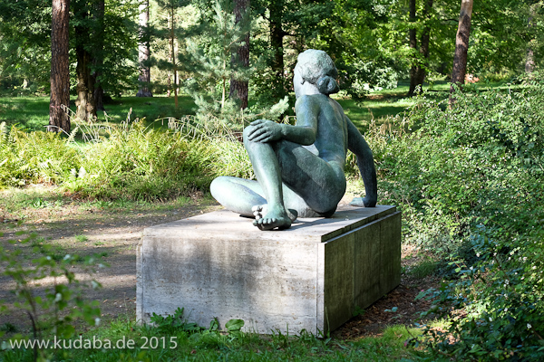 Bronzeskulptur “Ruhende” von Georg Kolbe im Kolbe-Hain in Westend, Berlin-Charlottenburg, Nachguss von 1962 aus der Bildgießerei Noack, Berlin
