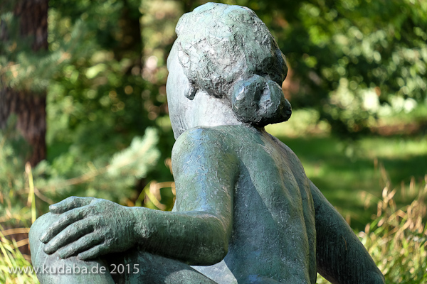Bronzeskulptur “Ruhende” von Georg Kolbe im Kolbe-Hain in Westend, Berlin-Charlottenburg, Nachguss von 1962 aus der Bildgießerei Noack, Berlin