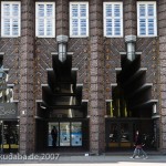 Anzeiger-Hochhaus in Hannover von Fritz Höger aus den Jahren 1927 - 1928 im expressionistischem Architekturstil, Detailansicht des Eingangsbereichs