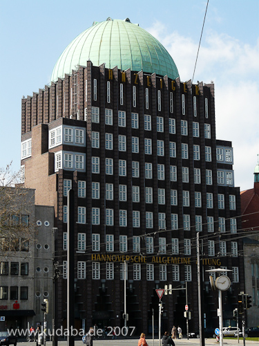 Anzeiger-Hochhaus in Hannover von Fritz Höger aus den Jahren 1927 - 1928 im expressionistischem Architekturstil, Gesamtansicht