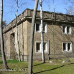 Ehemaliges Atelierhaus von Arno Breker im Käuzchensteig in Berlin-Dahlem von Hans Freese, Ausschnitt mit Seitengebäude