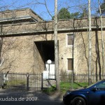 Ehemaliges Atelierhaus von Arno Breker im Käuzchensteig in Berlin-Dahlem von Hans Freese, Ausschnitt der Vorderseite