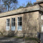 Ehemaliges Atelierhaus von Arno Breker im Käuzchensteig in Berlin-Dahlem von Hans Freese, Ausschnitt der Vorderseite