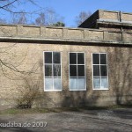 Ehemaliges Atelierhaus von Arno Breker im Käuzchensteig in Berlin-Dahlem von Hans Freese, Ausschnitt der Vorderseite