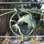 Bismarckbrücke in Grunewald, Berlin-Wilmersdorf, Detailansicht des Brückengeländers: Fisch