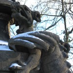 Bismarckbrücke in Grunewald, Berlin-Wilmersdorf, Detailansicht des Brückengeländers: Sandsteinskulptur eines Drachen